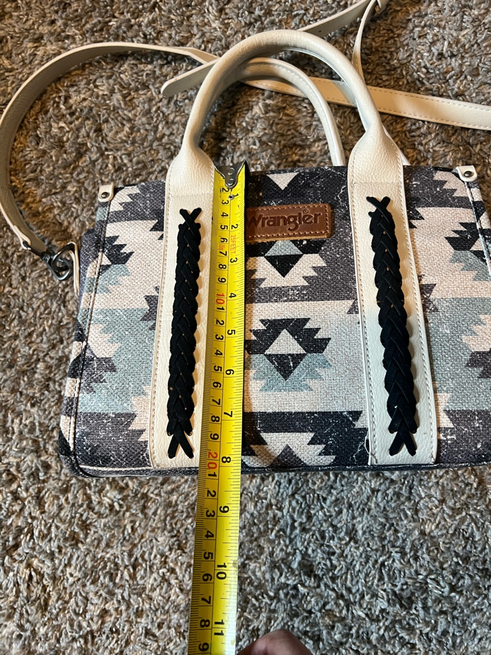Wrangler Concealed Purse in an Aztec/Geometric Print Crossbody - Picture 8 of 9